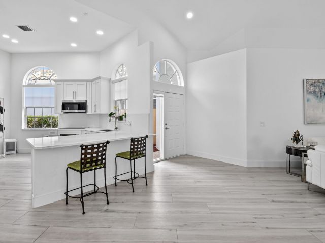 Дом в аренду по адресу 6668 NW 25th Terrace - фото 6644180