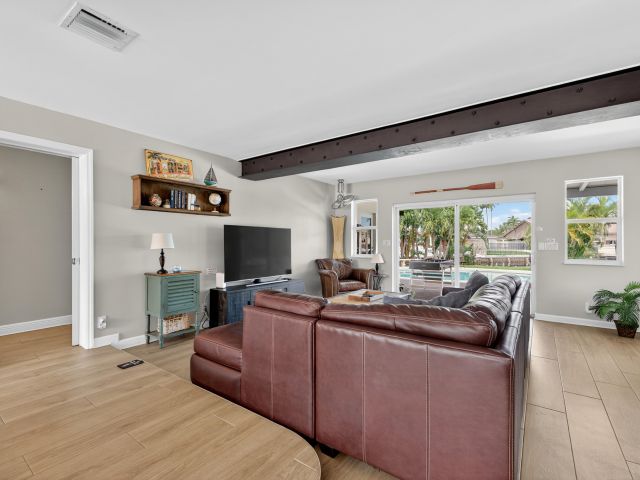 Дом в аренду по адресу 1101 SE 9th Terrace - фото 6551722