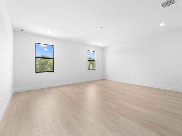 Продажа дома по адресу 1450 SW 23rd Street - фото 6579465