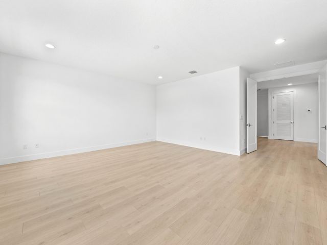 Продажа дома по адресу 1450 SW 23rd Street - фото 6579468