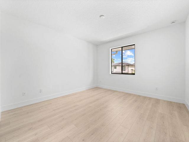 Продажа дома по адресу 1450 SW 23rd Street - фото 6579473