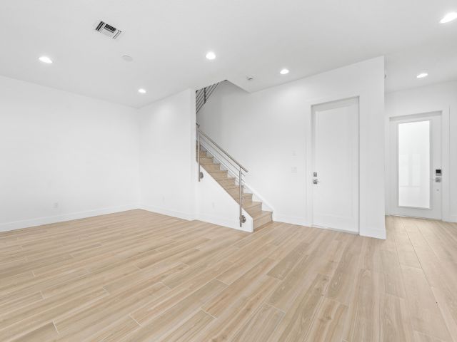 Продажа дома по адресу 1450 SW 23rd Street - фото 6579474