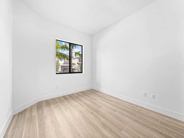 Продажа дома по адресу 1450 SW 23rd Street - фото 6579476