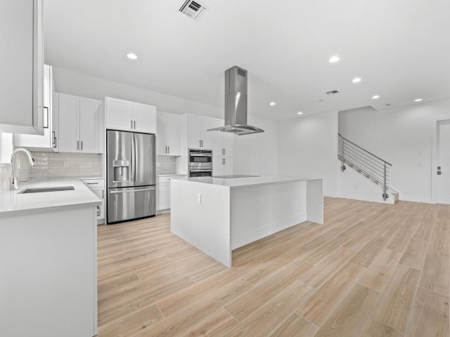 Продажа дома по адресу 1450 SW 23rd Street - фото 6579477