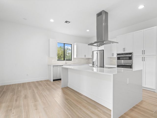 Продажа дома по адресу 1450 SW 23rd Street - фото 6579479