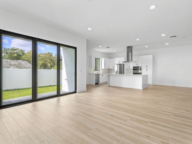 Продажа дома по адресу 1450 SW 23rd Street - фото 6579481