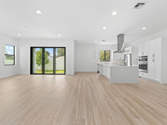 Продажа дома по адресу 1450 SW 23rd Street - фото 6579482