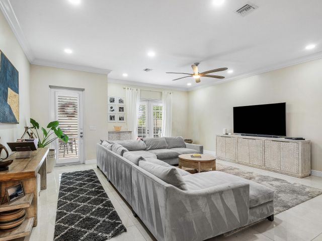 Дом в аренду по адресу 605 Avenue H - фото 6616732