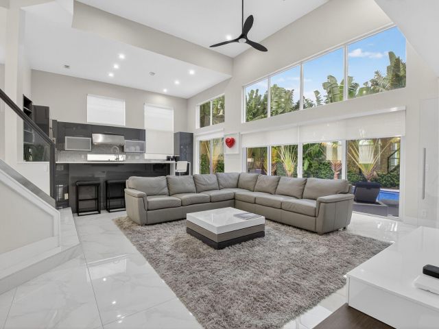 Продажа дома по адресу 6529 NW 40th Court - фото 6611380