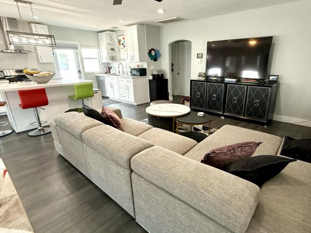 Дом в аренду по адресу 615 SW 9th Street - фото 6555702