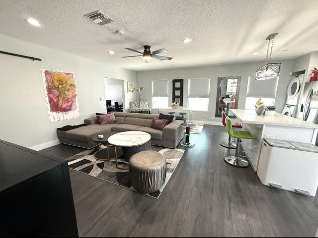 Дом в аренду по адресу 615 SW 9th Street - фото 6555703