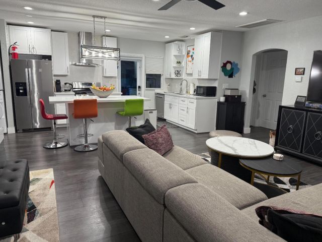 Дом в аренду по адресу 615 SW 9th Street - фото 6555704