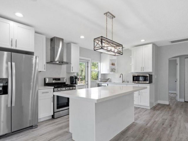 Дом в аренду по адресу 615 SW 9th Street - фото 6555706