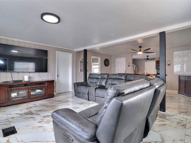 Продажа дома по адресу 619 SW 10th St - фото 6557381