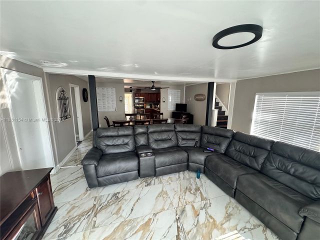 Продажа дома по адресу 619 SW 10th St - фото 6557382