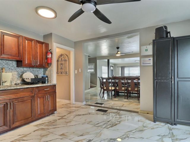 Продажа дома по адресу 619 SW 10th St - фото 6557383