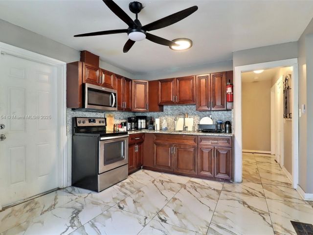 Продажа дома по адресу 619 SW 10th St - фото 6557384