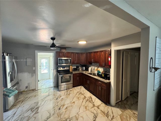 Продажа дома по адресу 619 SW 10th St - фото 6557385