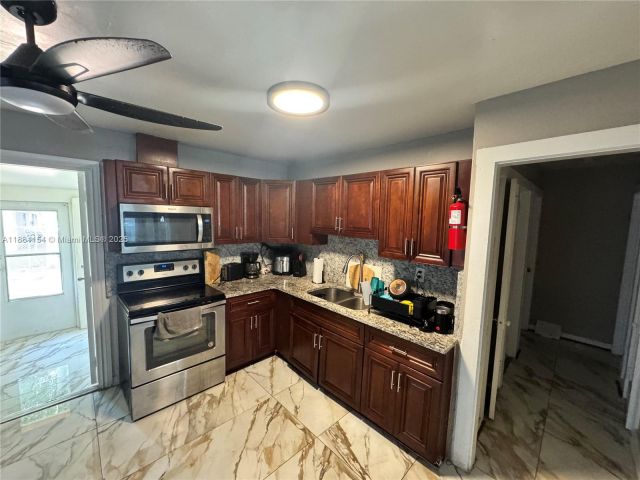 Продажа дома по адресу 619 SW 10th St - фото 6557386