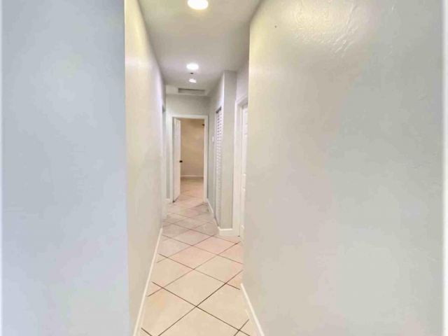 Дом в аренду по адресу 700 NE 168th Street - фото 6580913