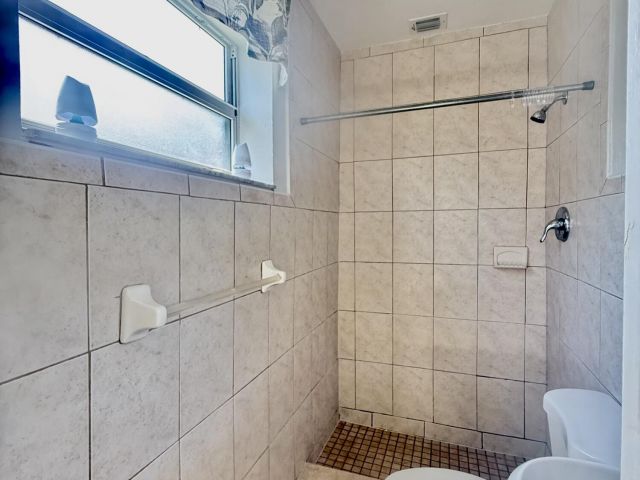 Дом в аренду по адресу 700 NE 168th Street - фото 6580914