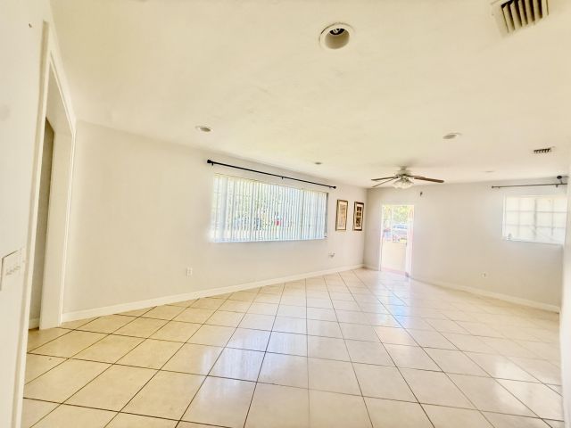 Дом в аренду по адресу 700 NE 168th Street - фото 6580923