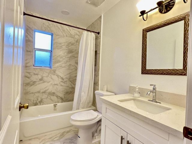 Дом в аренду по адресу 700 NE 168th Street - фото 6580926