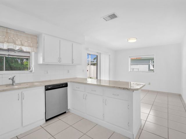 Дом в аренду по адресу 10985 Christopher Avenue - фото 6594017