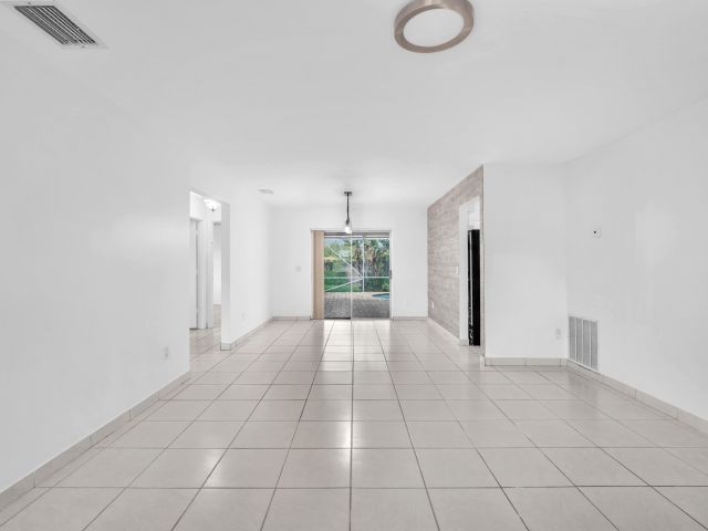 Дом в аренду по адресу 10985 Christopher Avenue - фото 6594020