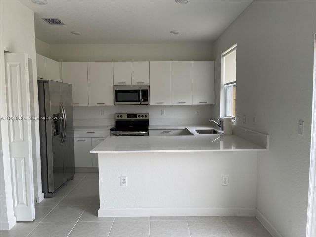 Дом в аренду по адресу 12178 NW 24th Place - фото 7433053