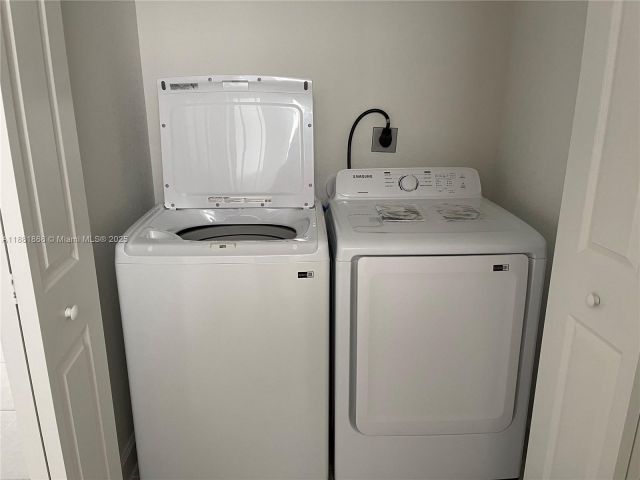 Дом в аренду по адресу 12178 NW 24th Place - фото 7433055