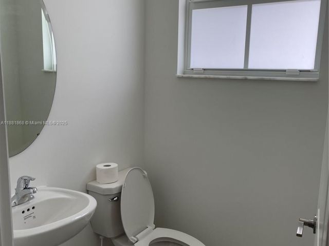 Дом в аренду по адресу 12178 NW 24th Place - фото 7433088