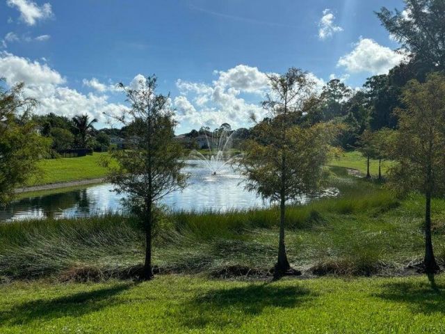 Продажа дома по адресу 6607 Pointe Of Woods Drive - фото 6613536