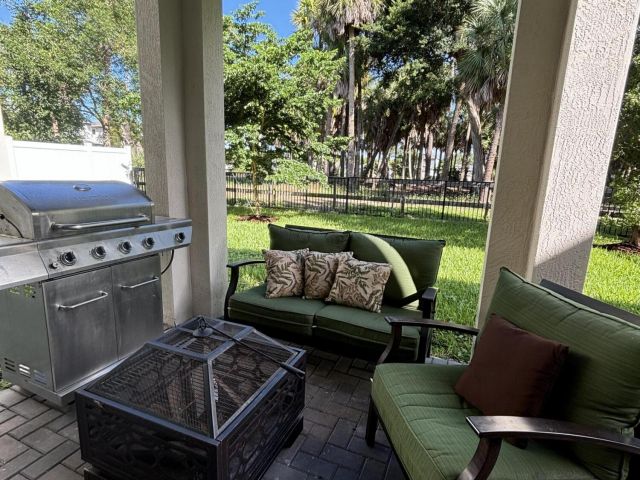 Продажа дома по адресу 6607 Pointe Of Woods Drive - фото 6613538