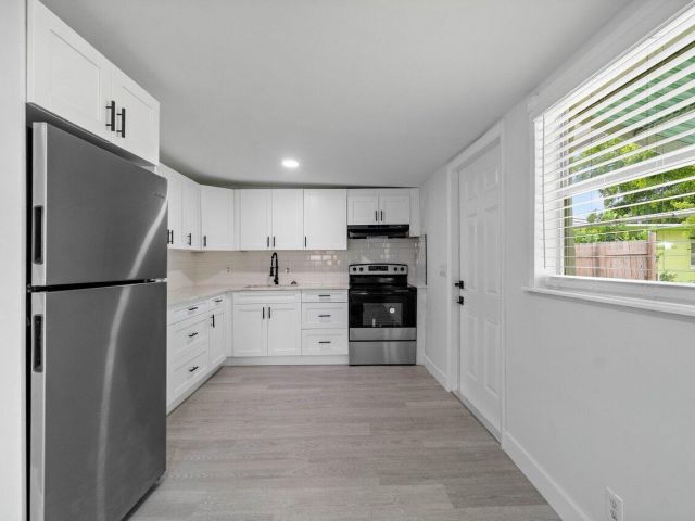 Дом в аренду по адресу 137 SW 9th Avenue - фото 6595417