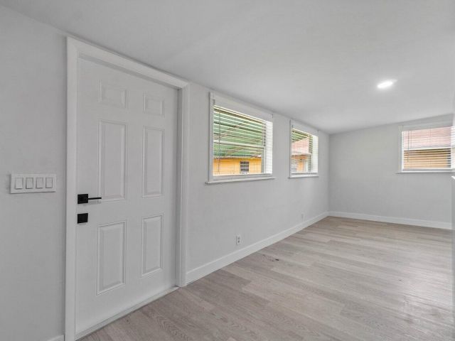 Дом в аренду по адресу 137 SW 9th Avenue - фото 6595423