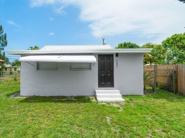 Дом в аренду по адресу 137 SW 9th Avenue - фото 6595426