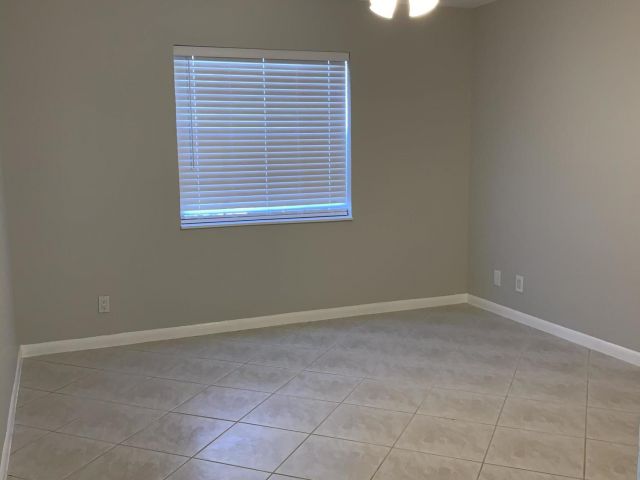 Дом в аренду по адресу 320 SE 2 Avenue B1 - фото 6562699