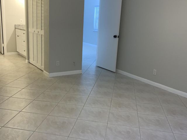 Дом в аренду по адресу 320 SE 2 Avenue B1 - фото 6562700