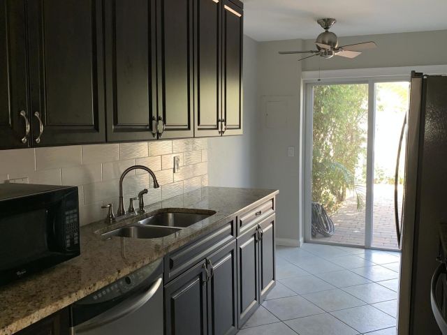 Дом в аренду по адресу 320 SE 2 Avenue B1 - фото 6562701