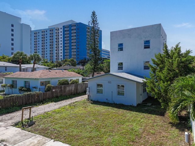 Продажа дома по адресу 322 N Lakeside Court - фото 6592437