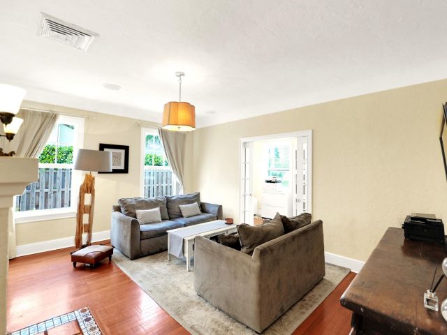 Продажа дома по адресу 910 NE 2nd Avenue - фото 6595084