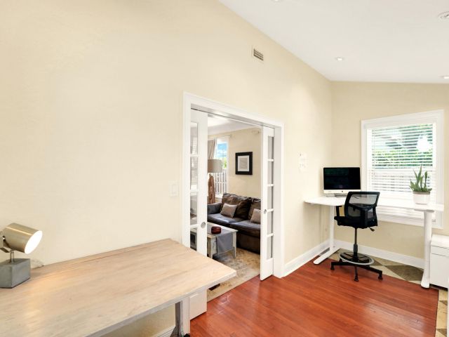 Продажа дома по адресу 910 NE 2nd Avenue - фото 6595086