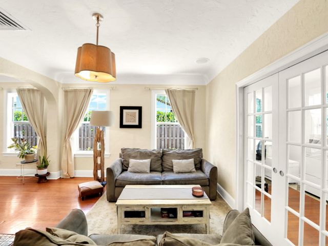 Продажа дома по адресу 910 NE 2nd Avenue - фото 6595087