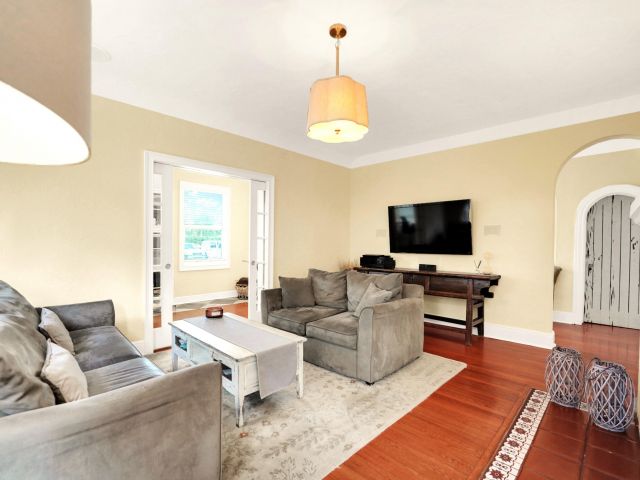 Продажа дома по адресу 910 NE 2nd Avenue - фото 6595089