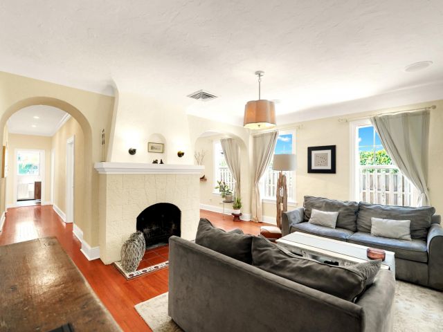 Продажа дома по адресу 910 NE 2nd Avenue - фото 6595094