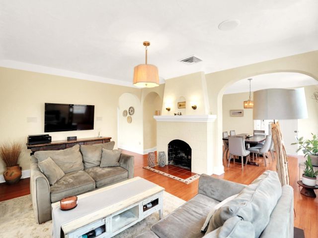 Продажа дома по адресу 910 NE 2nd Avenue - фото 6595095