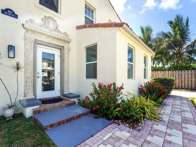 Продажа дома по адресу 910 NE 2nd Avenue - фото 6595096