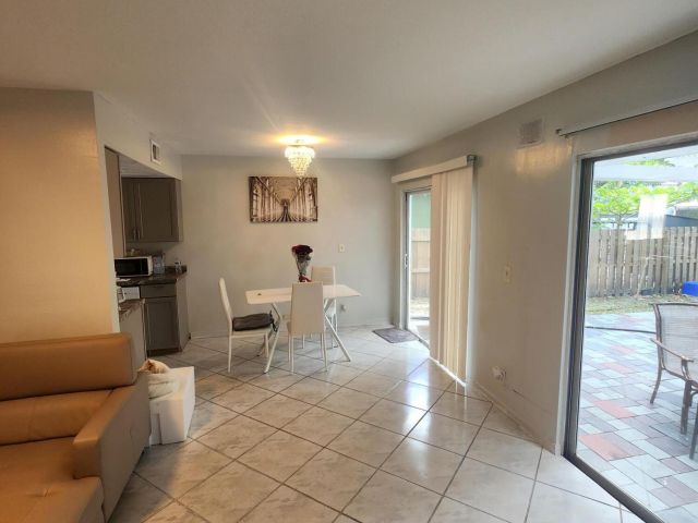 Дом в аренду по адресу 5884 Dewberry Way - фото 6592524