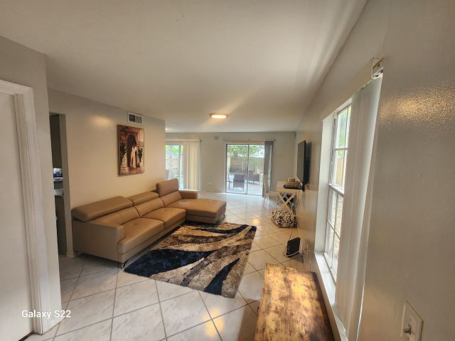 Дом в аренду по адресу 5884 Dewberry Way - фото 6592525